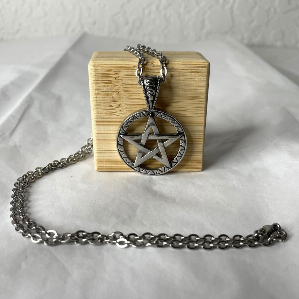 New Silver-tone Round Pentagram Star Pendant Necklace - Picture 3 of 9